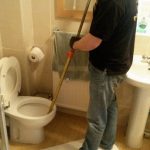 deboucheur-debouchage-canalisation (20) Avec un furet le déboucheur débouche une toilette