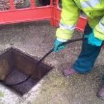 deboucheur-debouchage-canalisation (7) Plombier débouche une une canalisation avec un furet