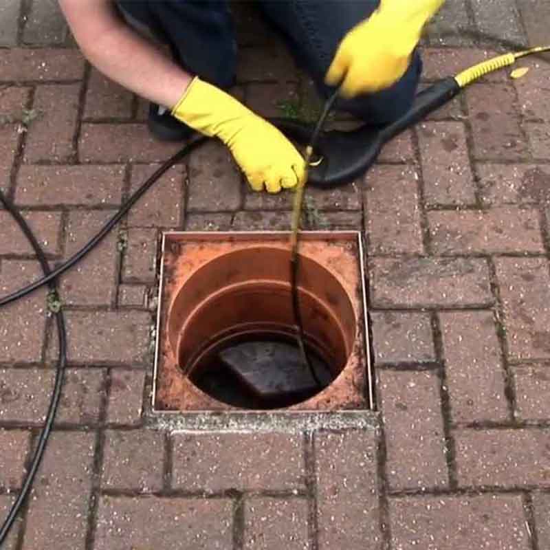 plombier qui débouche une canalisation