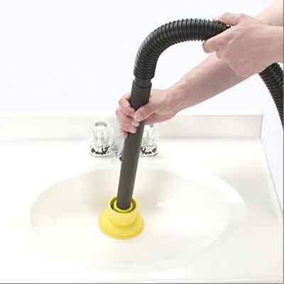 plombier qui débouche avec un aspirateur sec humide